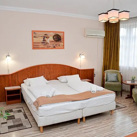 Major Panzio Es Etterem B&B