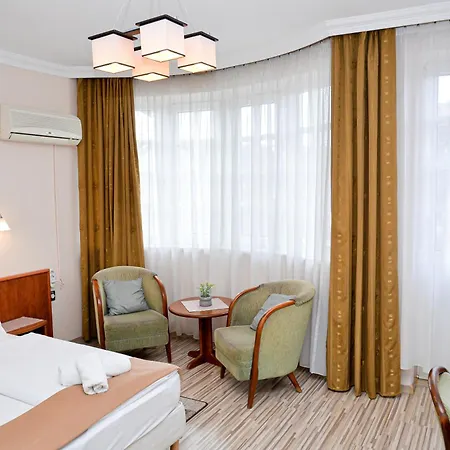 Major Panzio Es Etterem Bed & Breakfast