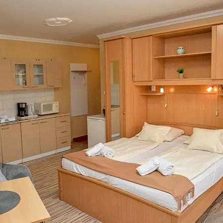 Major Panzio Es Etterem B&B