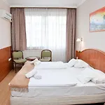 Major Panzio Es Etterem B&B