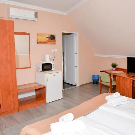 Alojamento de Acomodação e Pequeno-almoço Major Panzió és étterem 3*