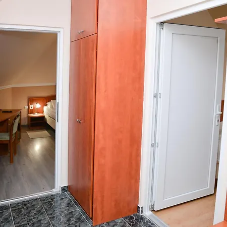 Alojamento de Acomodação e Pequeno-almoço Major Panzió és étterem Hajdúszoboszló