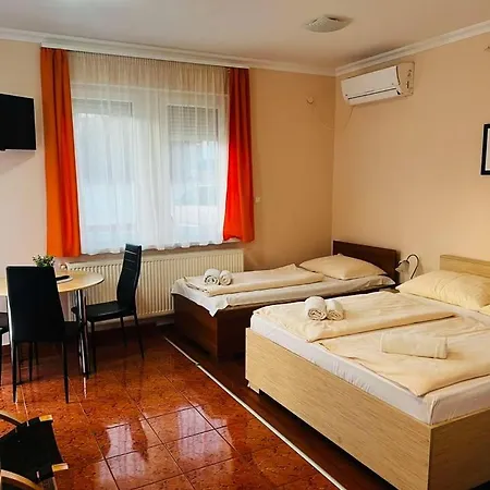 Nocleg ze śniadaniem Major Panzio Es Etterem 2*